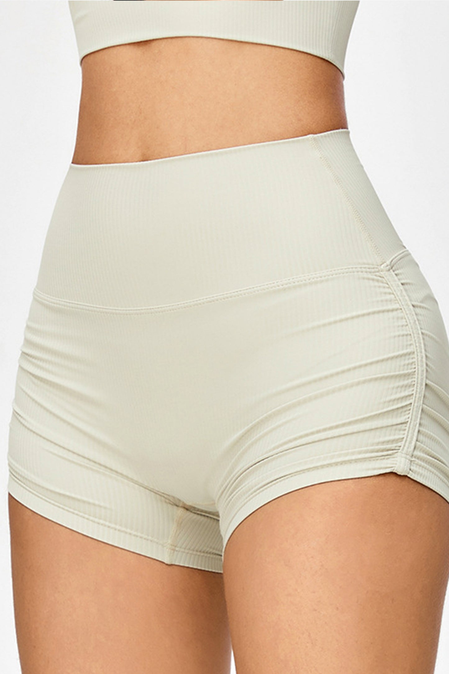 蜜桃褶皱提臀短裤