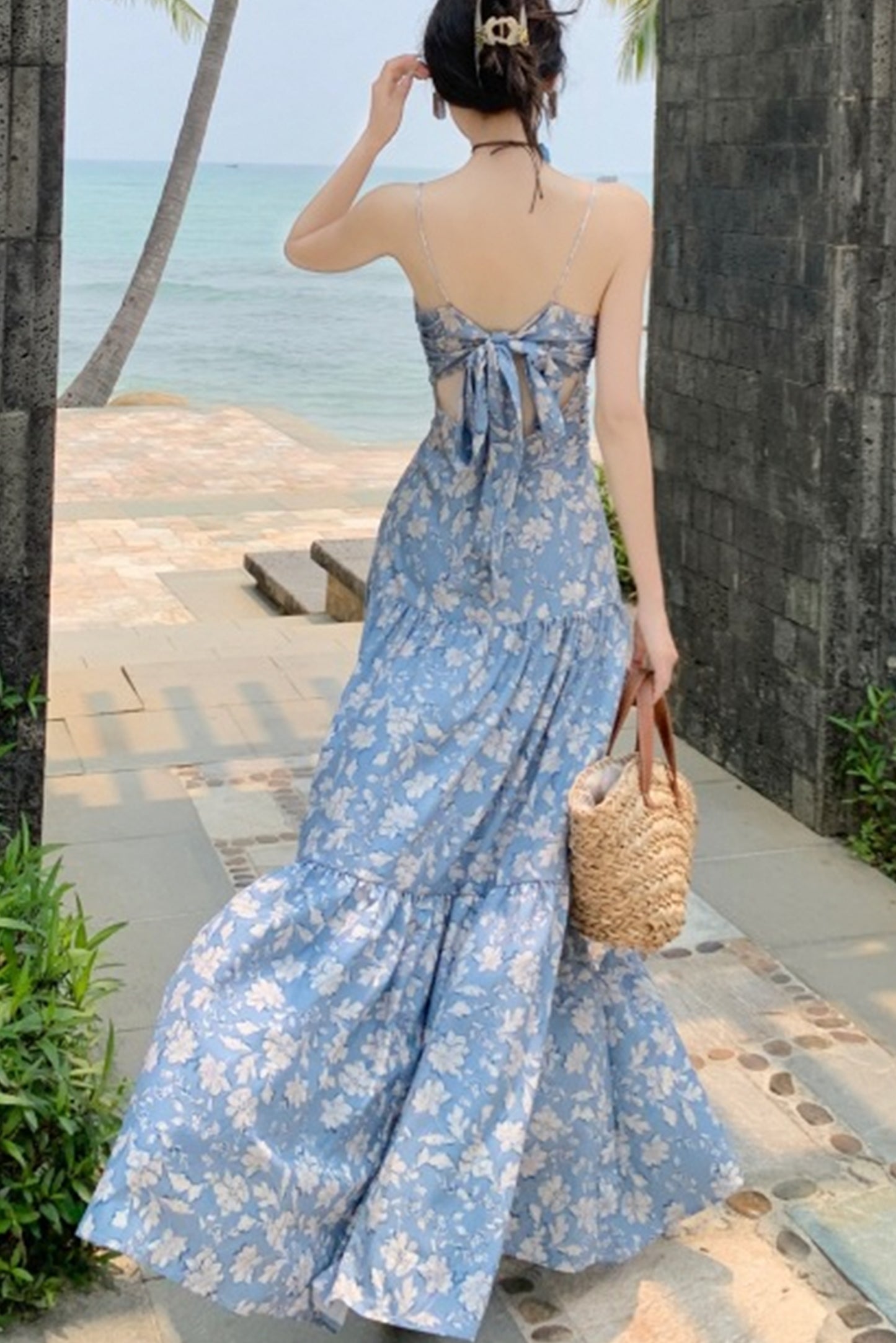 碎花吊带连衣裙