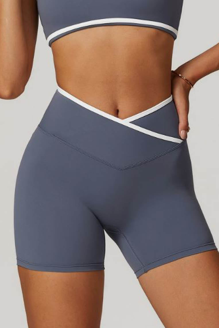 交叉紧身高腰短裤