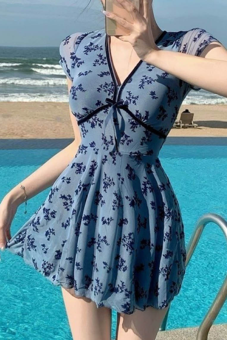 绒面小花短袖连衣裙+短泳裤