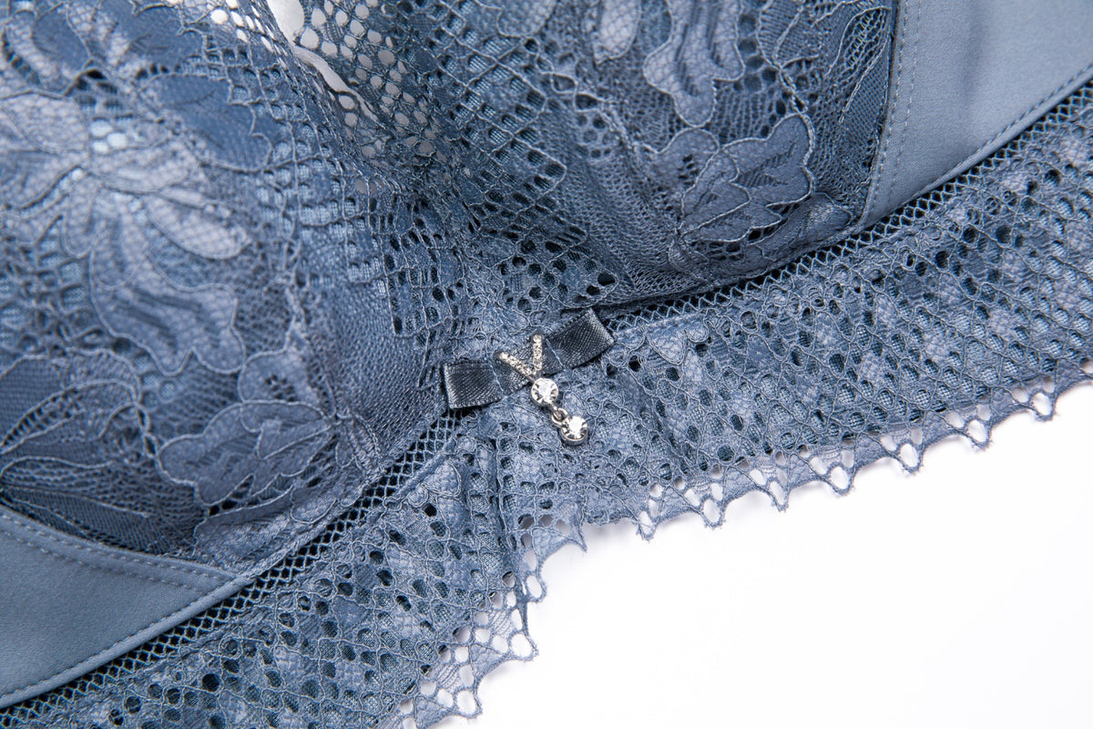 DEVA bra lace and centre ornament detail